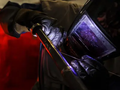 Welding and heat-resistant gloves
