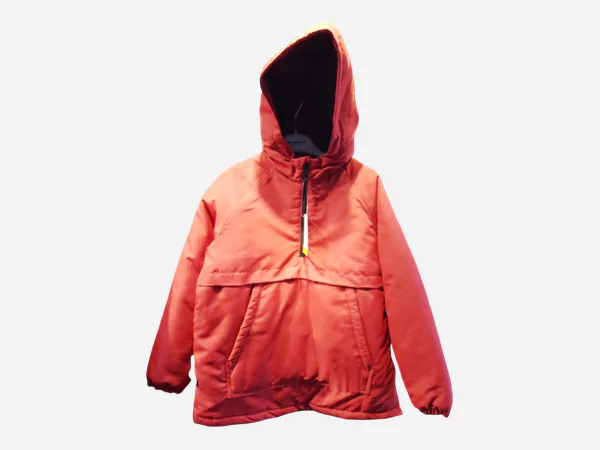 Rote Windjacke